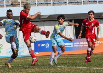 PEMAIN Kuching City FC, Yuki Tanigawa (dua dari kiri) diasak oleh dua pemain Penang FC (kiri dan dua dari kanan) pada aksi pertama pusingan kedua Piala Malaysia di Stadium Bandaraya, Pulau Pinang petang tadi.-UTUSAN/DANIAL SAAD