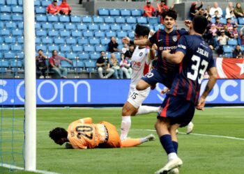 Penyerang JDT Teto Martin  menewaskan penjaga gol PDRM Muhd Asri Muhamad dalam saingan pusingan 16 Piala Malaysia di Stadium Sultan Ibrahim, Iskandar Puteri disini hari ini. UTUSAN/RAJA JAAFAR ALI