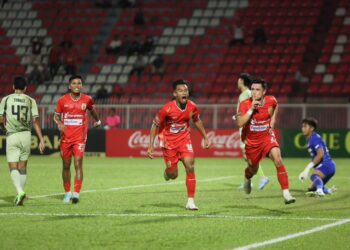 SIMEN Lyngbo (kanan) bersama rakan sepasukan semasa meraikan jaringannya semasa menentang Selangor FC pada perlawanan Piala Malaysia  2025/2026 di Stadium Muhammad IV, Kota Bharu, Kelantan sebentar tadi-UTUSAN/KAMARUL BISMI KAMARUZAMAN