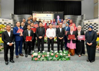NAIB Canselor Universiti Sultan Zainal Abidin (UniSZA) , Prof. Datuk Dr. Fadzli Adam bergambar bersama 30 ahli Program Rakan Akrab (Akrab) di Kuala Nerus, Terengganu.
