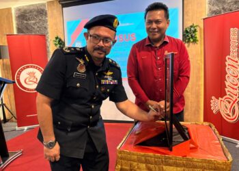 MOHD. Misuari Abdullah (kiri) menandatagani plak sempena pelancaran lagu Queen Ekspres di Kota Bharu, Kelantan hari ini.- UTUSAN / ROSLIZA MOHAMED.