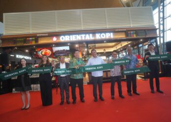 SAIFUIDDIN Nasution Ismail ketika merasmikan Oriental Kopi di KLIA. - UTUSAN/FAISOL MUSTAFA