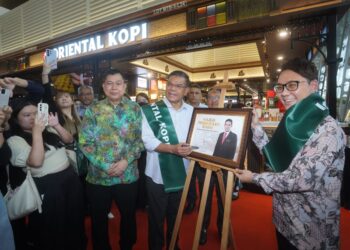 SAIFUIDDIN Nasution Ismail ketika merasmikan Oriental Kopi di KLIA. - UTUSAN/FAISOL MUSTAFA