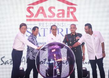 MOHAMED Khaled Nordin (tengah) merasmikan Residensi Sateria@Sungai Besi di Kuala Lumpur hari ini.-UTUSAN/MUHAMAD IQBAL ROSLI.