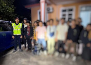 ANGGOTA PGA (kiri) bersama PATI warganegara Myanmar yang ditangkap menerusi Op Taring Wawasan Kelantan di Kampung Salor, Kota, Kota Bharu, Kelantan semalam-IHSAN PGA.
