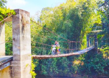 PENDUDUK terdedah bahaya setiap kali menggunakan jambatan gantung yang sudah uzur dan rosak di Kampung Jelekis, Lata Rek, Kuala Krai, Kelantan-UTUSAN/YATIMIN ABDULLAH.
