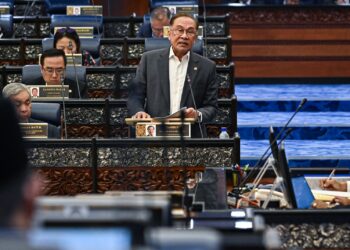ANWAR Ibrahim pada sesi Waktu Pertanyaan-pertanyaan Menteri Mesyuarat Pertama, Penggal Kelima Parlimen Ke-15 Dewan Rakyat di Bangunan Parlimen hari ini.-GAMBAR/JABATAN PENERANGAN MALAYSIA