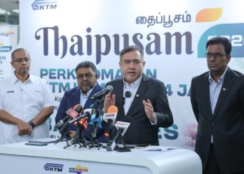 Menteri Pengangkutan, Anthony Loke Siew Fook berucap pada sidang akhbar Perkhidmatan KTM Komuter sempena Thaipusam 2026 di KL Sentral di sini hari ini. GAMBAR - AMIR KHALID