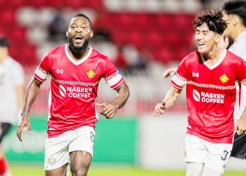 EMMANUAL Mbraga (kiri) bersama rakans sepasukan meraikan jaringan pada aksi Liga A1 Semi Pro di Stadium Sultan Muhammad, Kota Bharu, Kelantan sebentar tadi-IHSAN KRW FC
