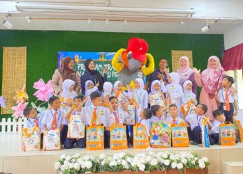 SEBAHAGIAN murid darjah satu yang mengikuti program NURI Seronok ke Sekolah baru-baru ini.
