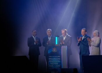 ANWAR Ibrahim menyempurnakan Majlis Peluncuran Rancangan Pendidikan Negara 2026-2035 di Pusat Persidangan Antarabangsa Putrajaya (PICC) hari ini.-UTUSAN/FAIZ ALIF ZUBIR