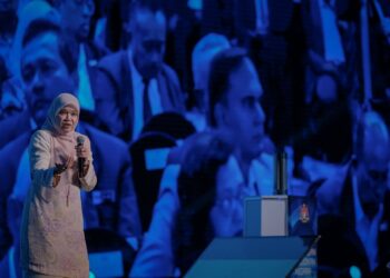 FADHLINA Sidek ketika bercakap pada Forum Pendidikan Negara Memacu Lonjakan Pendidikan Negara di Dewan Perdana PICC, Putrajaya hari ini.-UTUSAN/FAIZ ALIF ZUBIR