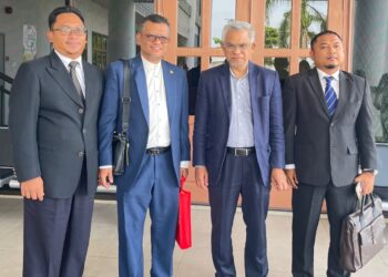 MOHD. Daud Bakar (dua kanan) dan Muhamad Mat Yakim (dua kiri) di samping peguam masing-masing selepas proses mediasi di Mahkamah Alor Setar, Kedah hari ini.