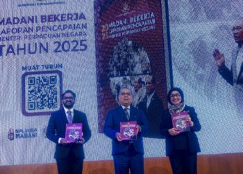 AARON Ago Dagang menunjukkan buku laporan pencapaian Menteri Perpaduan Negara Tahun 2025. - UTUSAN/FAISOL MUSTAFA