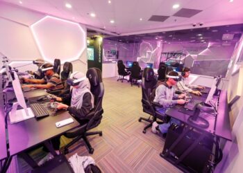 PENGUNJUNG mencuba tarikan yang terdapat di Pusat Pembelajaran Imersif, Perpustakaan Negara, di sini hari ini. Foto: SHIDDIEQIIN ZON