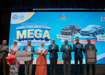 ARMIZAN Mohd. Ali (empat, kanan) bergambar bersama wakil pemenang Cabutan Bertuah Mega Program Jelajah Karnival KPDN 2025 dan Kempen Barangan Malaysia pada Majlis Perutusan Hala Tuju KPDN Tahun 2026 di KPDN di Putrajaya. - UTUSAN/FAIZ ALIF ZUBIR