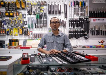 HASNUDIN sebelum ini berkecimpung dalam dunia fotografi profesional selama 15 tahun sebelum menceburkan diri dalam bidang pisau.