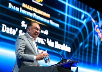 ANWAR Ibrahim ketika menyampaikan ucapan di Majlis Peluncuran DIPN di MITEC di sini, hari ini. GAMBAR: FARIZ RUSADIO