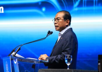 MOHAMED Khaled Nordin ketika menyampaikan ucapan di Majlis Peluncuran DIPN di MITEC di sini, hari ini. GAMBAR: FARIZ RUSADIO