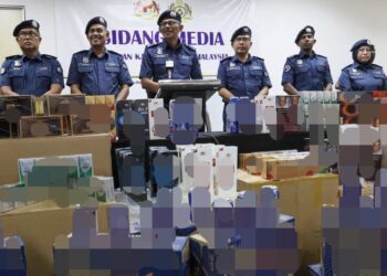 ROHAIZAD Ali (tiga dari kanan) bersama sebahagian daripada rokok dan minuman keras yang dirampas daripada tiga buah kontena yang disita di tiga lokasi berbeza semasa sidang akhbar di Perai, Butterworth, Pulau Pinang hari ini.-UTUSAN/DANIAL SAAD