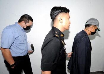 RIDZAL Mohd. Yasin (kiri) bersama Hairizam Mohamed (kanan) dibawa ke Mahkamah Sesyen, Johor Bahru hari ini bagi didakwa atas pertuduhan rasuah berkaitan counter setting.-UTUSAN/RAJA JAAFAR ALI.