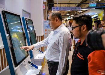 Menteri Pengangkutan, Loke Siew Fook ketika lawatan kerja ke Hab Pengangkutan Lalaport yang terletak di Aras LG1, Lalaport Bukit Bintang City Centre (BBCC) hari ini.