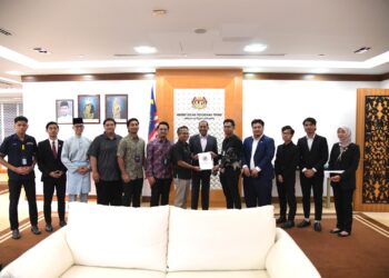 Dr Zambry menyaksikan penyerahan memorandum dari Presiden MPKK, Muhammad Haykal Halid kepada Pengarah Bahagian Hal Ehwal Pelajar, Jabatan Pendidikan Tinggi, Mohd Hirman Awang.