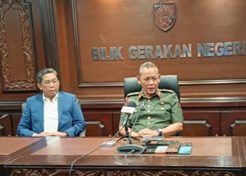 AMINUDDIN Harun (dua dari kanan) bercakap kepada para pemberita selepas selepas mempengerusikan Mesyuarat Mingguan Exco di Wisma Negeri di Seremban, hari ini. (UTUSAN/NAZARUDIN)