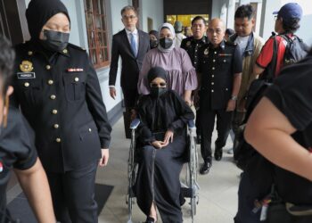 SALWANI Anuar berpakaian serba hitam didakwa di Mahkamah Sesyen Kuala Lumpur, hari ini.