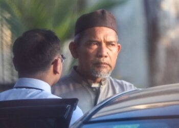ZAIDI Salleh (kanan) ketika tiba di Mahkamah Sesyen Butterworth di Pulau Pinang selepas didakwa atas 23 pertuduhan pecah amanah melibatkan dana sebanyak RM138,673.80.-UTUSAN/DANIAL SAAD