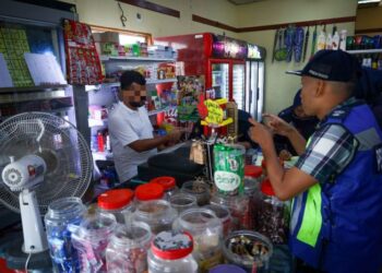 TINDAKAN tegas bagi mengelakkan undang-undang negara dipermainkan oleh peniaga asing demi survival perniagaan sendiri.