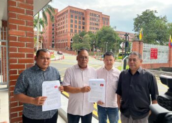 MOHD Faizal Asmar (kiri) bersama Mohd Shukor serta Datuk Suhaimi Mohd Ghazali (Sepang) dan Mohd Isa Mohd Saidi (Ampang) hadir menyerahkan surat aduan kepada ROS di Putrajaya. - UTUSAN/KAMARIAH KHALIDI