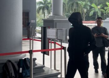 Tan Sri Hafizuddiean Jantan tiba di Kompleks Mahkamah Kuala Lumpur, di sini secara berasingan masing-masing pada pukul 8.10 dan 8.20 pagi.