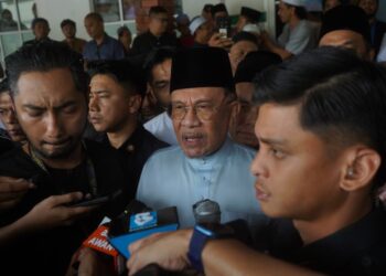ANWAR Ibrahim ditemui selepas menunaikan Solat Jumaat di Surau Al-Amin, Seksyen 8, Bandar Baru Bangi, Selangor hari ini. - UTUSAN/FAISOL MUSTAFA