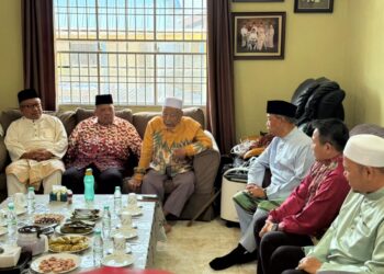 HASHIM Jasin (tiga dari kiri) menerima kunjungan Muhyiddin Yassin (dua kanan) di Kampung Sena, Arau, Perlis, hari ini. -UTUSAN/ASYRAF MUHAMMAD