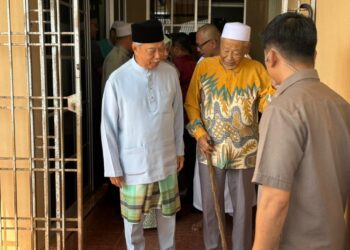 MUHYIDDIN Yassin (kiri) mengadakan pertemuan bersama Hashim Jasin di Kampung Sena, Arau, Perlis, hari ini. -UTUSAN/ASYRAF MUHAMMAD