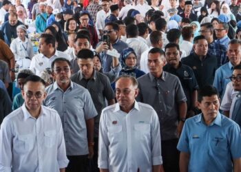 ANWAR Ibrahim (tengah) pada Karnival Kebudayaan Madani dan Kenduri Rakyat di pekarangan Pejabat Pendidikan Daerah Seberang Perai Tengah di Permatang Pasir, Bukit Mertajam, Pulau Pinang, hari ini. - UTUSAN/DANIAL SAAD