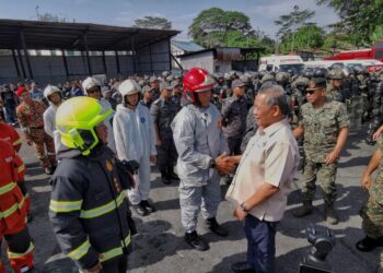 AMINUDDIN Harun, bersalaman dengan anggota  penyelamat yang terlibat dalam Eksesais Perisai Bandar ketika hadir menyaksikan  demonstrasi tersebut di Kem Sikamat, Seremban, hari ini. - UTUSAN/MOHD SHAHJEHAN MAAMIN.
