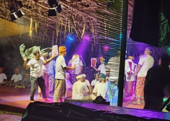 PERSEMBAHAN dikir laba yang hampir pupus turut dipertontonkan kepada khalayak ramai semasa Pementasan Teater Tradisional Semalam Mencari Cik Siti Wan Kembang yang dianjurkan oleh Yayasan Hasanah dari Kuala Lumpur di Kampung Alor Hijau, Selising, Pasir Puteh, Kelantan-UTUSAN/YATIMIN ABDULLAH.