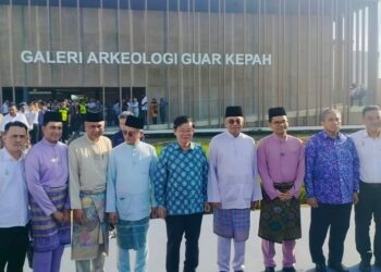 ANWAR Ibrahim (empat dari kanan) bergambar kenangan di hadapan Galeri Arkeologi Guar Kepah selepas merasmikan galeri berkenaan di Kepala Batas, Pulau Pinang hari ini.