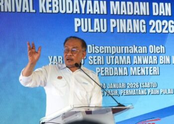 ANWAR Ibrahim ketika berucap pada Karnival Kebudayaan Madani dan Kenduri Rakyat di pekarangan Pejabat Pendidikan Daerah Seberang Perai Tengah, Permatang Pasir, Pulau Pinang hari ini. - UTUSAN/DANIAL SAAD