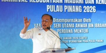 ANWAR Ibrahim ketika berucap pada Karnival Kebudayaan Madani dan Kenduri Rakyat di pekarangan Pejabat Pendidikan Daerah Seberang Perai Tengah, Permatang Pasir, Pulau Pinang hari ini. - UTUSAN/DANIAL SAAD