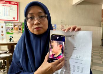 NOOR Azlin Mohamad menunjukkan laporan polis yang dibuat selepas mengetahui anaknya ditampar oleh seorang pengasuh di sebuah taska ketika ditemui di Seremban 2, Seremban hari ini. -UTUSAN / NOR SHAFIQAH MOHD.
GHAZALI