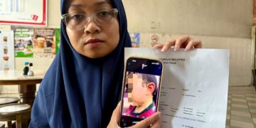NOOR Azlin Mohamad menunjukkan laporan polis yang dibuat selepas mengetahui anaknya ditampar oleh seorang pengasuh di sebuah taska ketika ditemui di Seremban 2, Seremban hari ini. -UTUSAN / NOR SHAFIQAH MOHD.
GHAZALI
