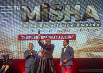 Dzulkefly Ahmad pada Majlis Anugerah MiSHA Asia Excellence Award on OSH Prevention (OSHPoP) 2025 di Putrajaya. - UTUSAN/ FAISOL MUSTAFA