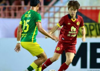 PEMAIN NSFC, Takumi Sasaki cuba melepasi halangan Ridzal Ghazali dalam aksi Piala Malaysia di Stadium Tuanku Abdul Rahman, Paroi, Seremban malam tadi.-GAMBAR/MFL