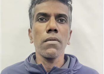 POLIS kini sedang menggiatkan usaha memburu seorang tahanan reman yang dikenali sebagai S. Clemont yang didakwa melarikan diri ketika sedang menerima rawatan di Hospital Sungai Bakap, Nibong Tebal, Pulau Pinang.-GAMBAR/PDRM PULAU PINANG