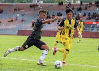 PEMAIN Perak FA, Hafizy Daniel Mohamad Termizi (kanan) mengejar bola dari Pemain Kuala Lumpur City FC, Muhammad Safawi Rasid pada perlawanan Piala Malaysia antara Kuala Lumpur City FC dan Perak FA di Stadium Bola Sepak Cheras di sini hari ini.-UTUSAN/ FARIZ RUSADIO