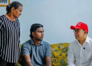 STEVEN Sim Chee Keong (kanan) ketika berkunjung ke rumah keluarga S. Selveston di Sungai Jawi, Pulau Pinang hari ini.-GAMBAR/FACEBOOK