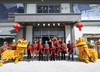 ANG Kwee Peng (empat dari kiri) semasa gimik memotong reben  pembukaan bilik pameran runcit baharu BMS Holdings di Puchong